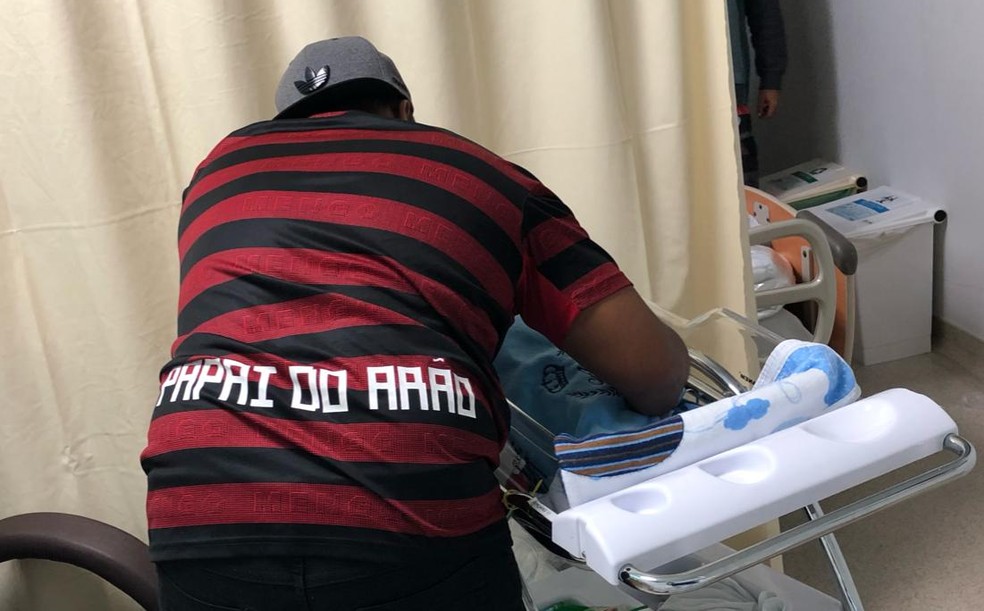Marlon exibe camisa do Flamengo &mdash; Foto: GloboEsporte.com