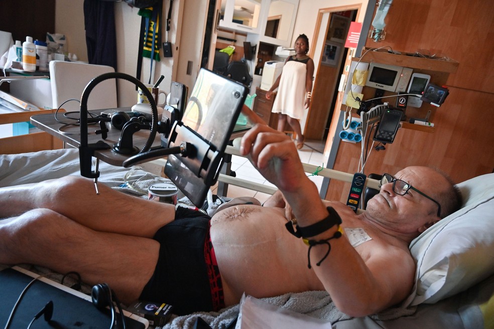 Foto de 12 de agosto de 2020 mostra Alain Cocq, que sofre de doença incurável, em seu apartamento em Dijon, no nordeste da França   — Foto: Philippe Desmazes / AFP