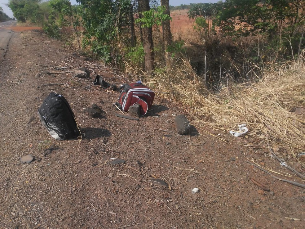 Malas acabaram caindo no acostamento da rodovia — Foto: João Carlos/Defesa Civil de Talismã