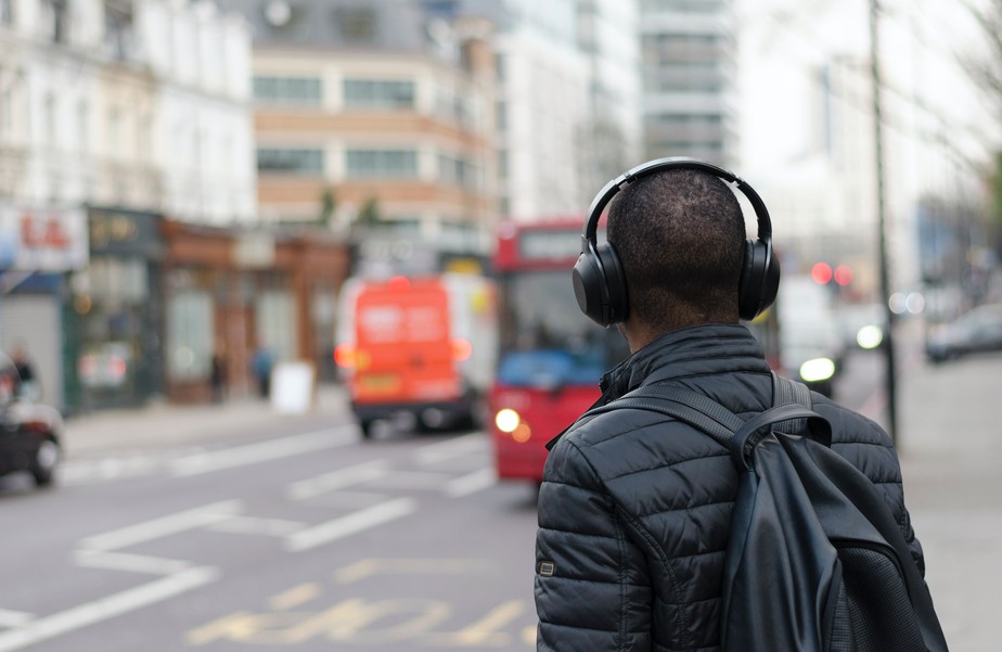Mais de um bilhão de jovens estão potencialmente em risco de perda auditiva devido a fones de ouvido e música alta