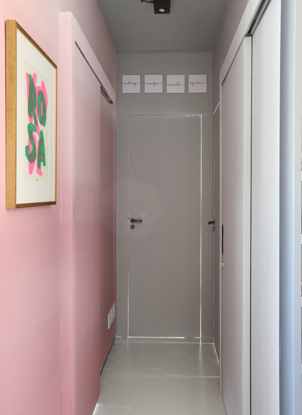 Portas de correr e parede colorida com degradê de tons trouxe leveza e fluidez ao estreito corredor neste projeto da arquiteta Pati Cillo (Foto: Mariana Orsi / Divulgação)