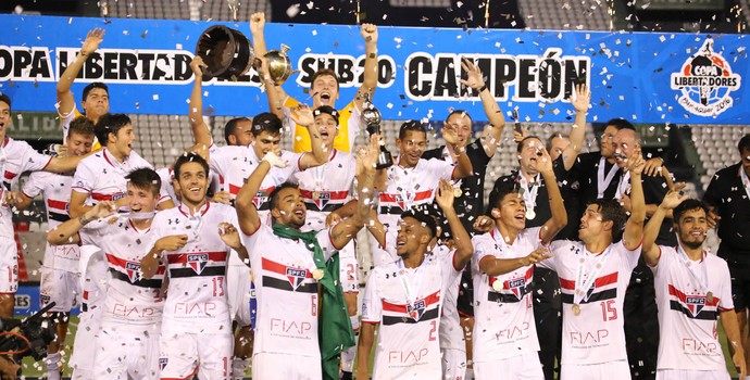 Time sub-20 do São Paulo comemora a Libertadores da categoria (Foto: Igor Amorim/saopaulofc.net )
