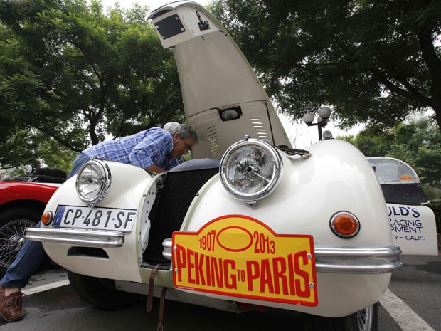 O francês Albert Bessudo verifica seu Jaguar XK120, produzido em 1950 (Foto: Kim Kyung-Hoon/Reuters)