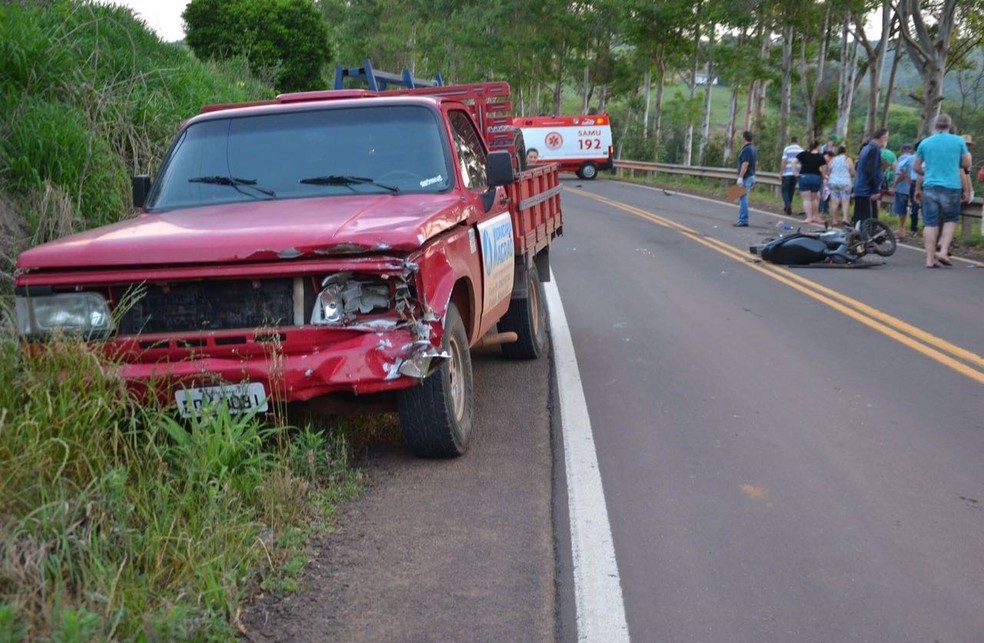 Motocicleta atingiu uma caminhonete que trafegava no sentido contrário (Foto: Josias Marques/Portal In Foco RS)