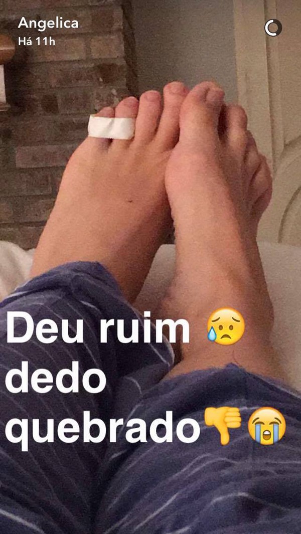 Angélica diz em rede social ter machucado o pé (Foto: Reprodução / Snapchat)