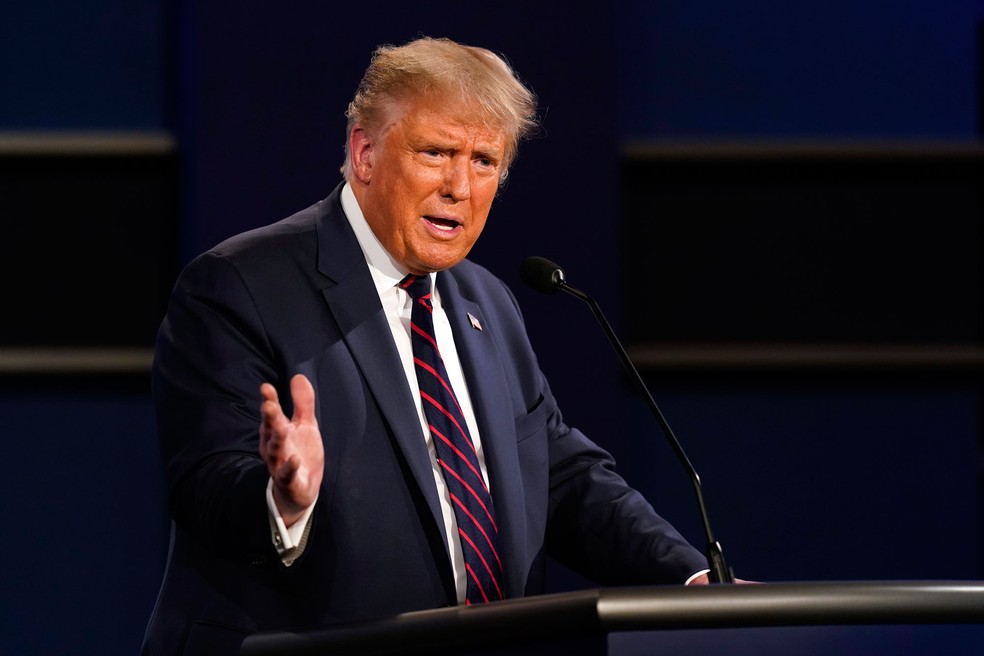 Presidente Donald Trump fala durante o 1º debate da campanha presidencial na terça-feira (29) em Cleveland  — Foto: Patrick Semansky/AP 
