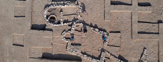 Arqueólogos israelenses descobrem mesquita enterrada no deserto de Negev — Foto: Menahem Kahana / AFP