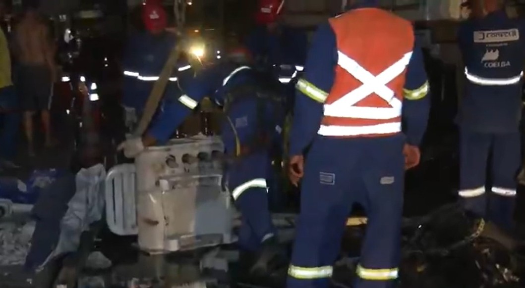 Queda de dois postes em bairro de Salvador deixa rua interditada e moradores sem energia elétrica
