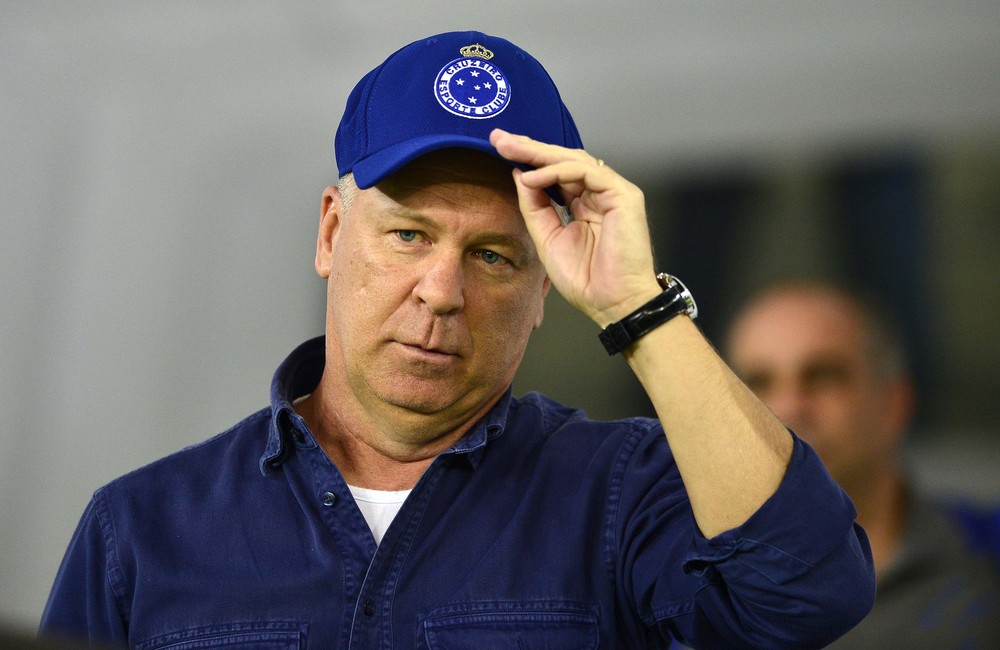 Laterais, volantes e ataque: Cruzeiro abre semana com pendências para resolver