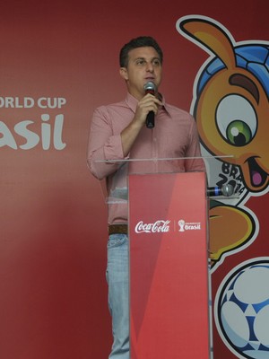 Luciano Huck foi um dos escolhidos pela Coca-Cola para participar de lançamento da mascote da Copa de 2014 (Foto: Ismar Ingber)
