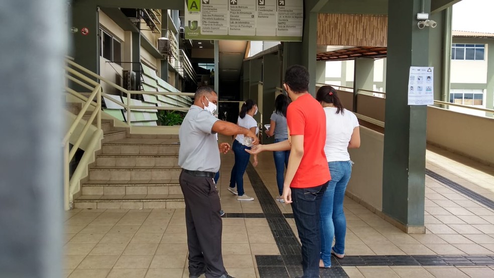 Nos locais de prova, candidatos higienizam as mãos na entrada  — Foto: Aline Nascimento/G1