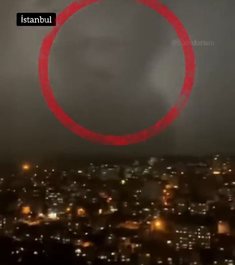 Internautas veem rosto em vídeo de tempestade na Torquia (Foto: Reprodução/Twitter)