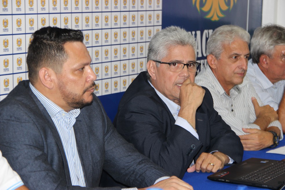 Maurílio Aguiar (ao centro) admitiu que dívidas fizeram Nacional cogitar não montar um elenco (Foto: Marcos Dantas)