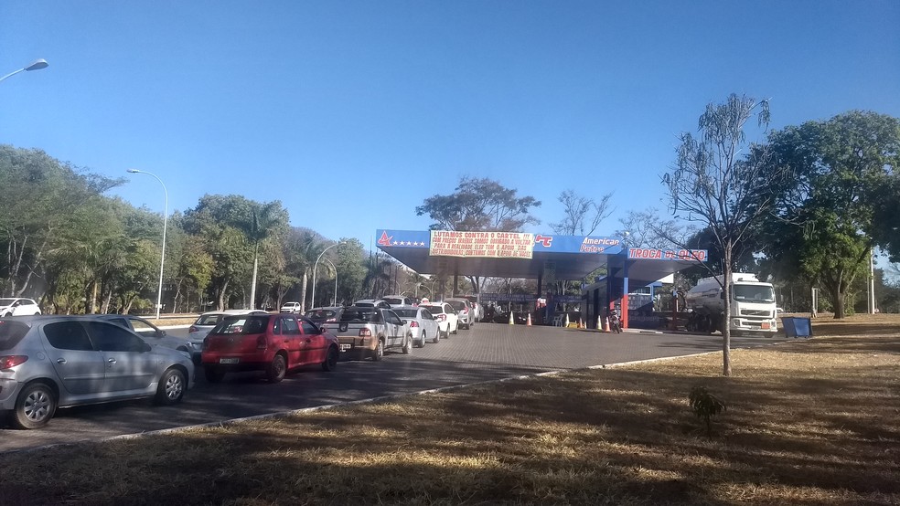 Motoristas fazem fila para abastecer em posto da 206 Norte, em Brasília. (Foto: Marília Marques/G1)