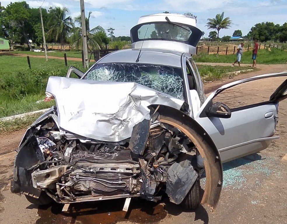 Carro da família ficou destruído em acidente — Foto: Arquivo/PRF-AC