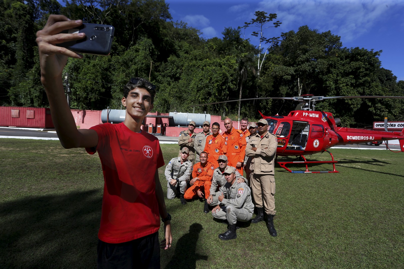 Christhian tira selfie com os bombeiros do 2º GSFMA, em Magé. — Foto: Fabiano Rocha/Agência O Globo