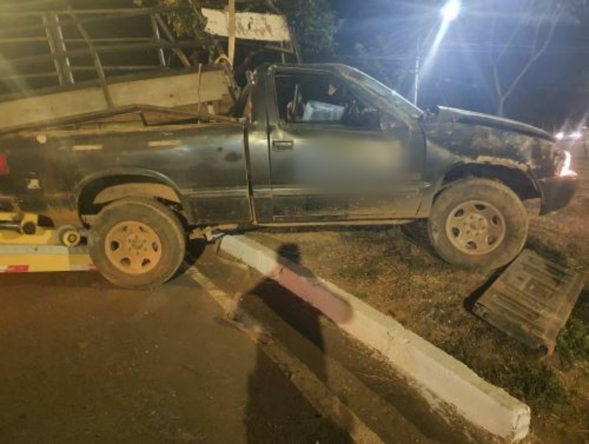 Motorista é preso por embriaguez após perder controle da direção e capotar caminhonete, em Montes Claros