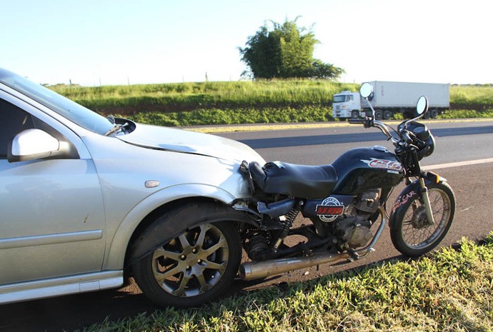 Motorista do carro bateu na traseira da moto na Rodovia Washington Luís