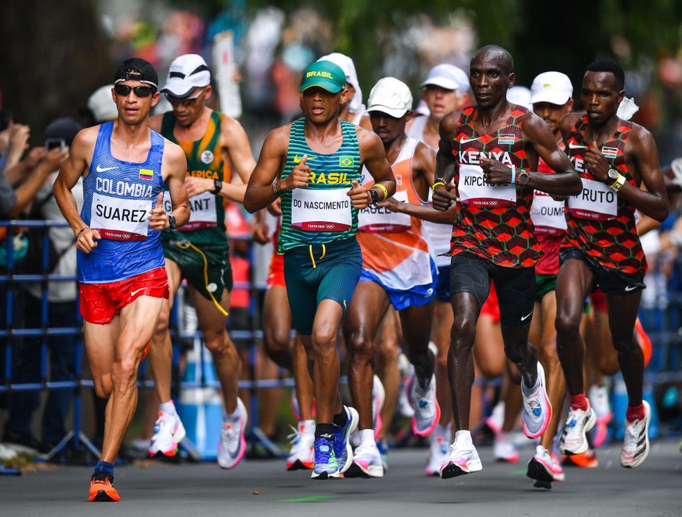 Eliud Kipchoge corre ao lado do brasileiro Daniel Nascimento — Foto: Ramsey Cardy/Sportsfile