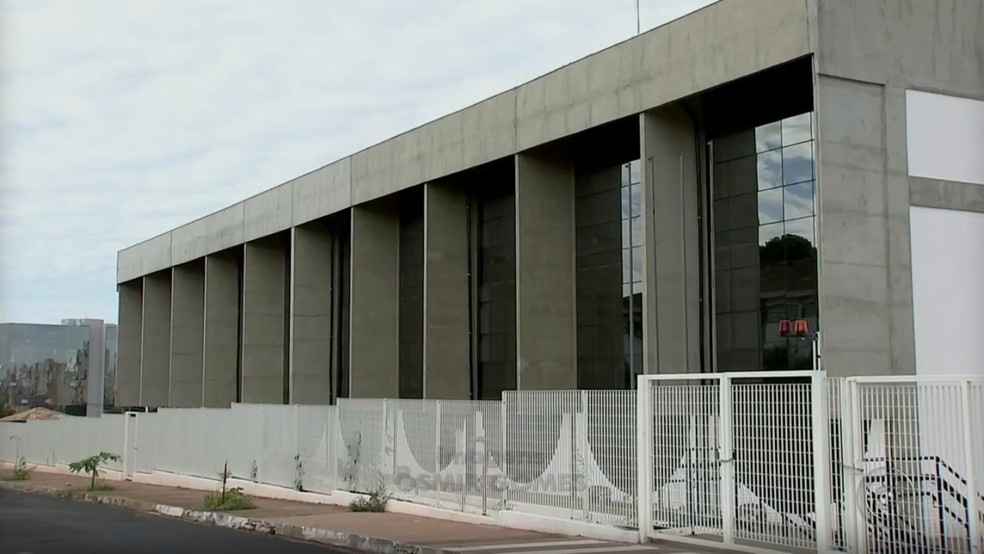Inaugurado em janeiro, prédio do novo fórum de Rio Preto está fechado há seis meses (Foto: TV TEM/Reprodução)