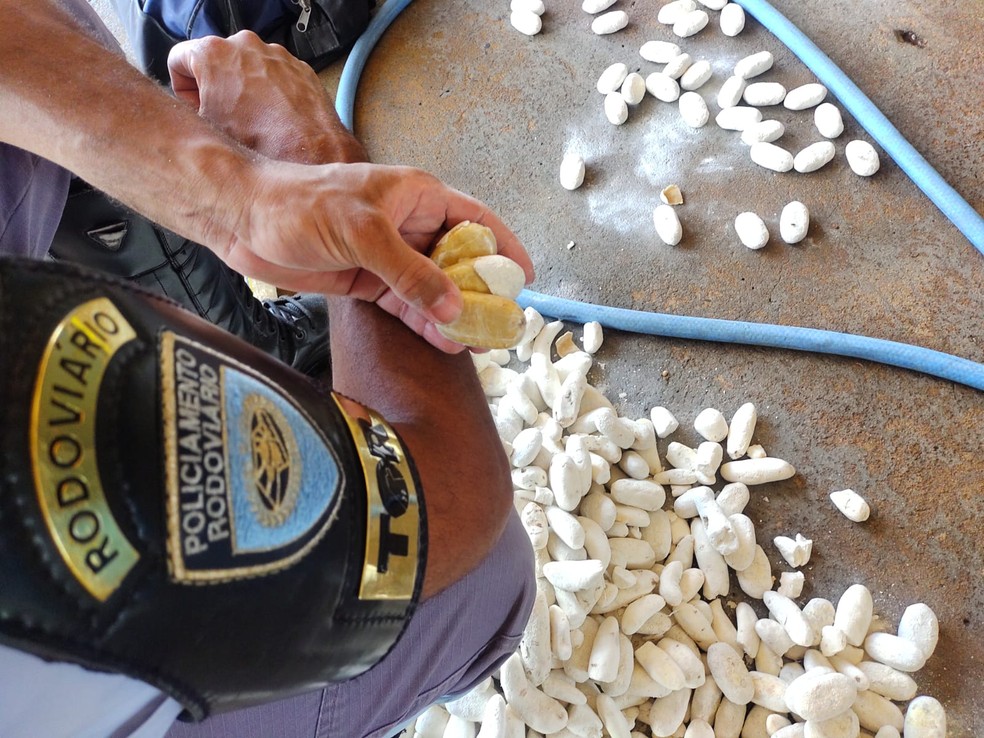 Policiais encontraram no bagageiro do suspeito um saco com batatas secas recheadas de cocaína — Foto: Polícia Rodoviária/Divulgação