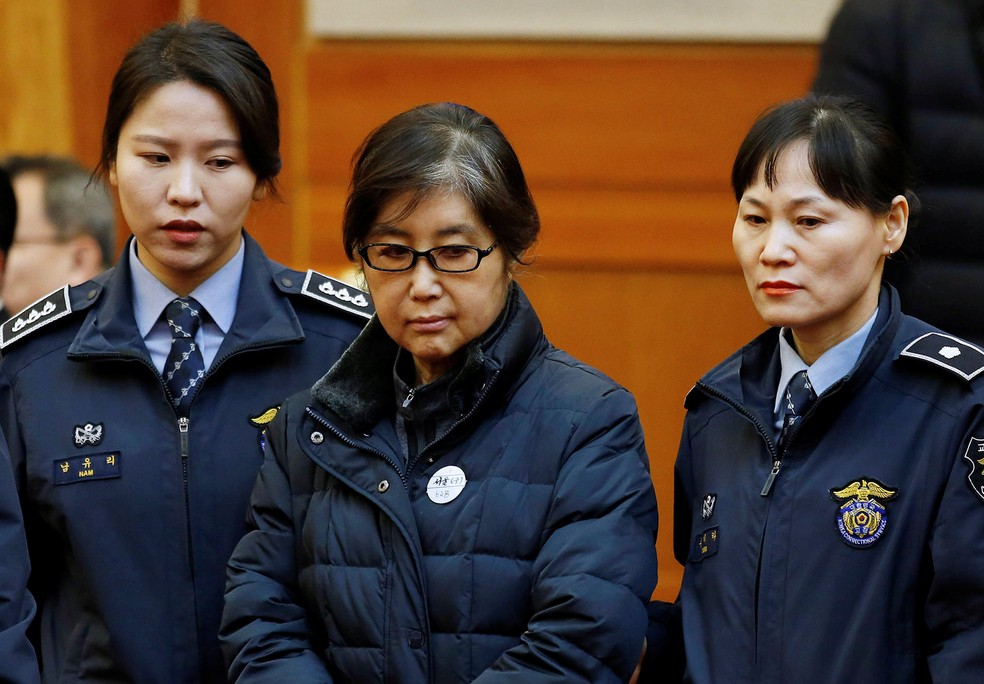 Choi Soon-sil (centro), em imagem de arquivo (Foto: Kim Hong-Ji / Reuters)