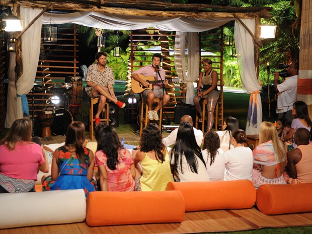 Saulo, Daniel e Gaby Amarantos se reúnem para luau em Angra dos Reis (Foto: Blad Meneghel/TV Globo)