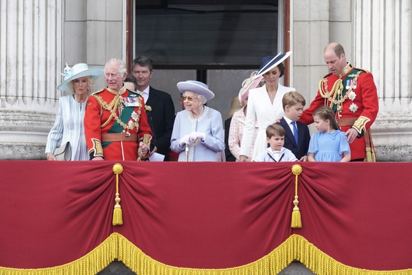 (left to right) The Duchess of Cornwall, the Prince of Wales, Vice Admiral Sir Tim Laurence, Queen Elizabeth II, the Duchess of Cambridge, Prince Louis, Prince George, Princess Charlotte, and the Duke of Cambridge, on the balcony of Buckingham Palace, to  (Foto: PA Images via Getty Images)