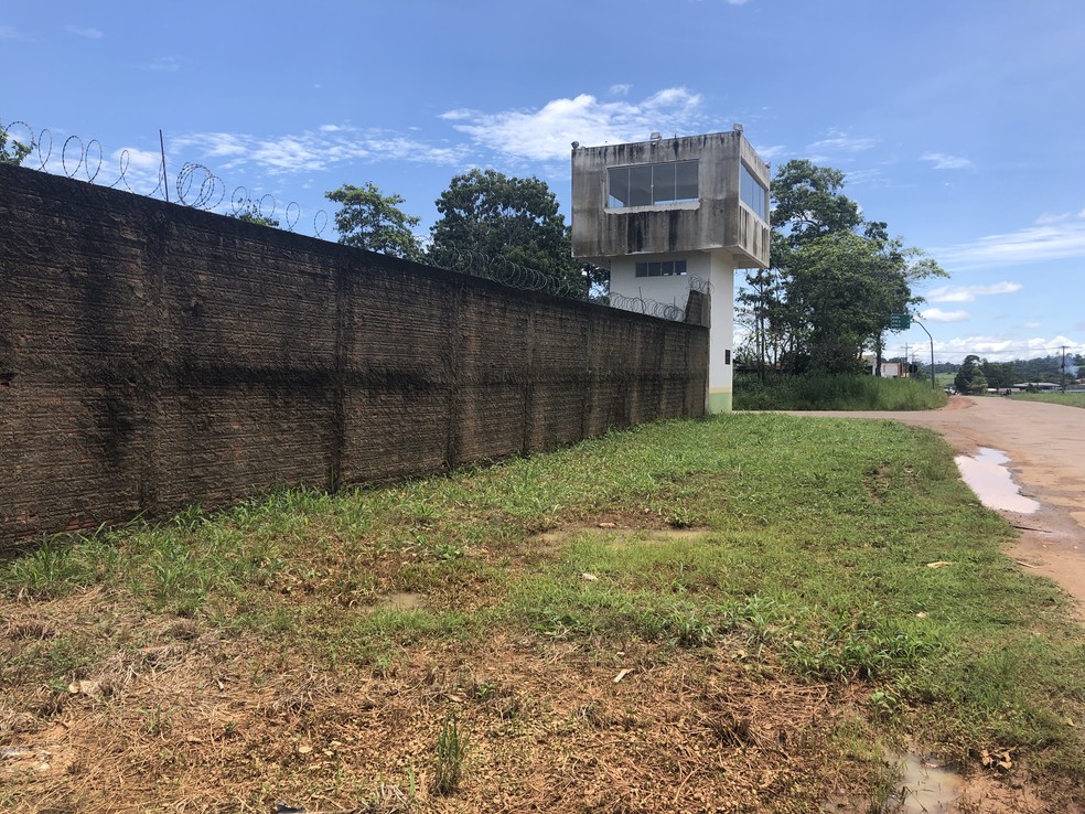 Adolescente fugiu pelo muro dos fundo e não foi localizado — Foto: Jeferson Carlos/G1