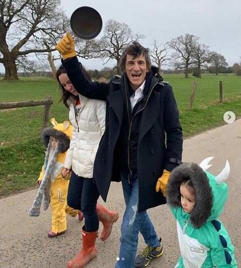 Ron Wood com a esposa e as filhas caçulas (Foto: Instagram)