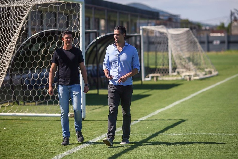 Técnico Maurício Barbieri e diretor de futebol Paulo Bracks traçam novos nomes para o elenco do Vasco