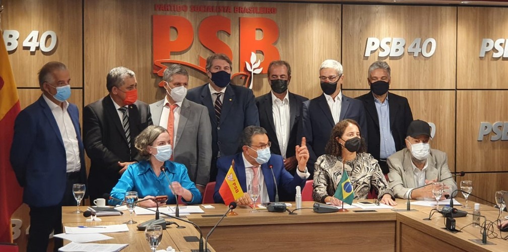 Os presidentes de PT, PSB, PCdoB e PV após reunião que discutiu a formação de federação entre os partidos — Foto: Kevin Lima / g1