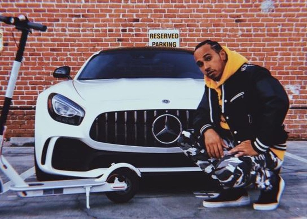 Mercedes-AMG SLS é um dos mais "baratos" da garagem de Lewis Hamilton — Foto: Reprodução/Instagram