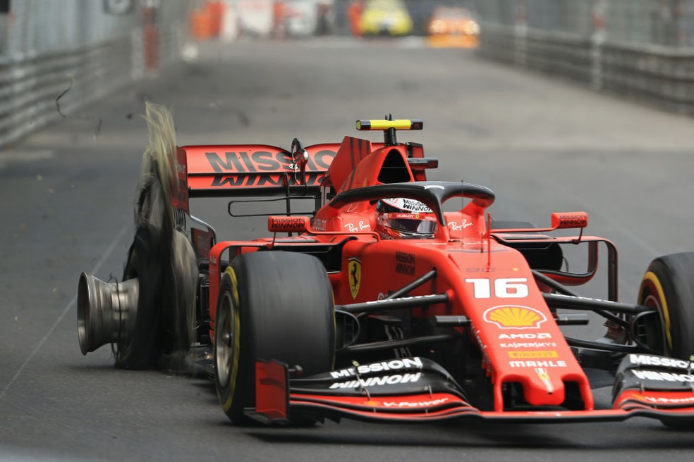 Charles Leclerc teve pneu furado durante GP de Mônaco — Foto: Octane/Action Plus via Getty Images