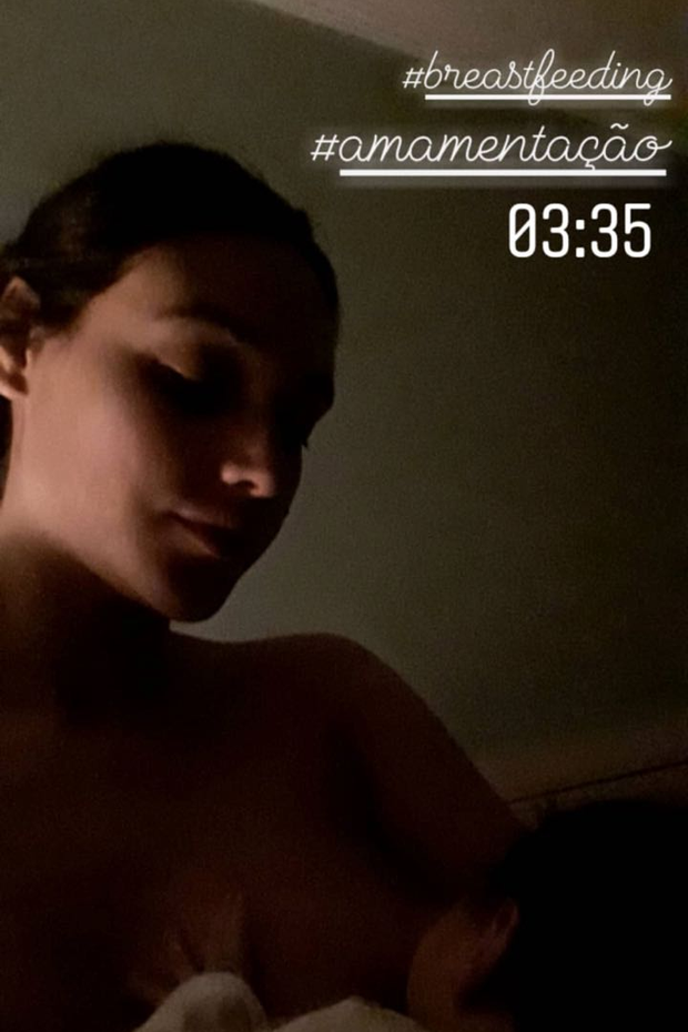 Débora Nascimento mostra amamentação na madrugada (Foto: Reprodução/Instagram)