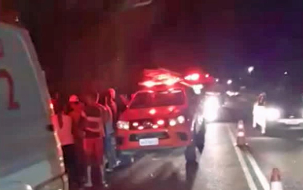 Carros da BPRv no local do acidente em que um jovem morreu e outros ficaram feridos em Ipojuca, no Litoral Sul, na sexta-feira (5) — Foto: Reprodução/WhatsApp