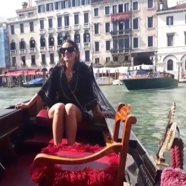 Bruna Marquezine curte passeio do gôndola em Veneza (Foto: Reprodução/Instagram)