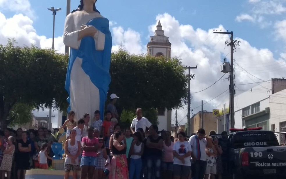 Moradores de Porto da Folha esperam chegada do cortejo fúnebre na cidade (Foto: Priscilla Bittencourt/TV Sergipe)
