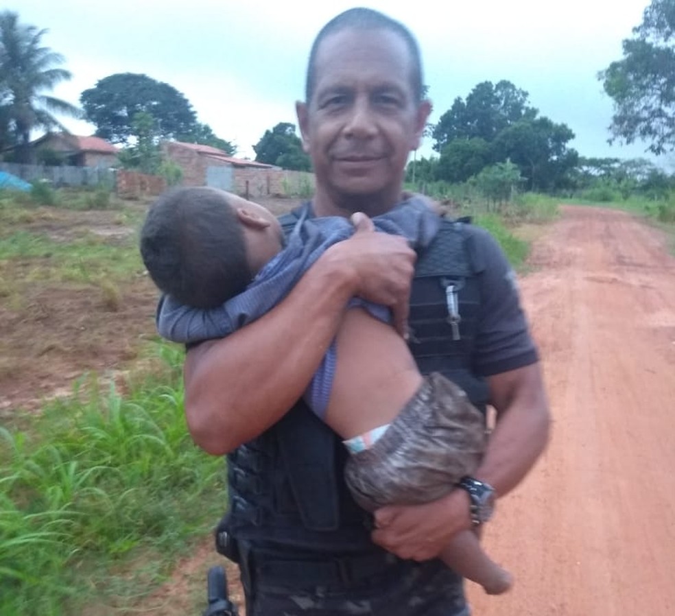 Policial Adilson de Figueiredo, do GOE, segura uma das crianças que foi resgatada em Nova Lacerda €” Foto: Gerência de Operações Especiais (GOE)