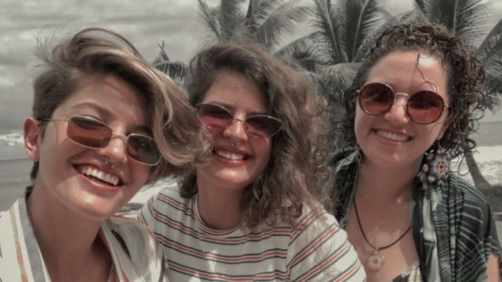 Lorrana (esquerda), Laura (centro) e Miriam (direita) receberam o bilhete homofóbico no último sábado — Foto: Arquivo Pessoal