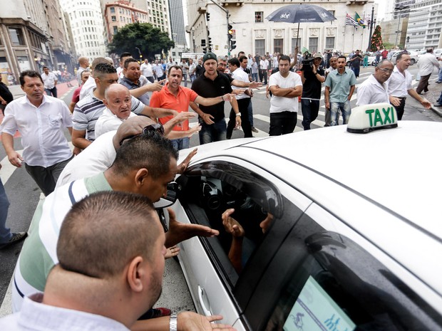Taxistas discutem durante protesto em frente à prefeitura, no centro de São Paulo, contra a proposta para regular o transporte feito pelo aplicativo Uber (Foto: Newton Menezes/Futura Press/Estadão Conteúdo)