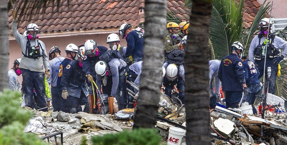 Equipes de resgate vasculham os destroços de prédio que desabou na Flórida em foto de 1º de julho de 2021 — Foto: Pedro Portal/Miami Herald via AP