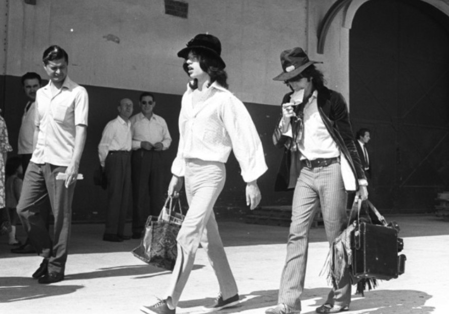 Mick Jagger e Keith Richards desembarcando de um navio no Rio em dezembro de 1968 — Foto: Arquivo/Agência O GLOBO