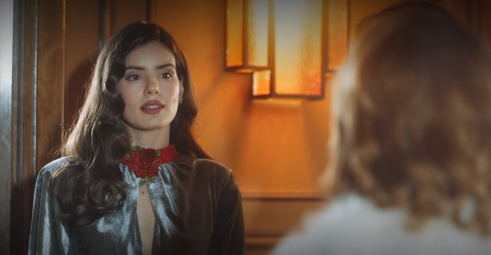 Marê (Camila Queiroz) ameaça Gilda (Mariana Ximenes) após saber que hotel está no vermelho em 'Amor Perfeito' — Foto: Globo