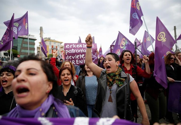 Manifestantes turcos tomam as ruas no 1º de Maio (Foto: EFE)
