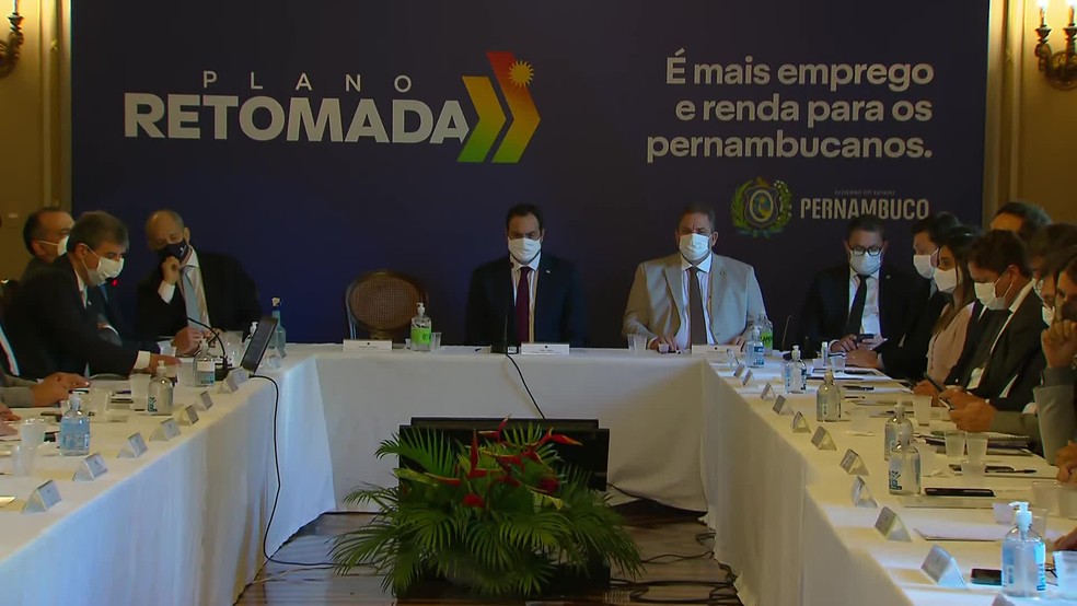 Governador Paulo Câmara (PSB) e secretários estaduais apresentaram o Plano Retomada — Foto: Reprodução/TV Globo