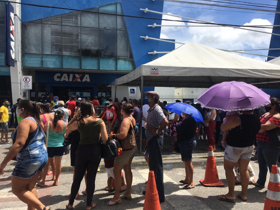 Pessoas se aglomeraram na agência da Caixa — Foto: Quezia Oliveira/Inter TV Cabugi