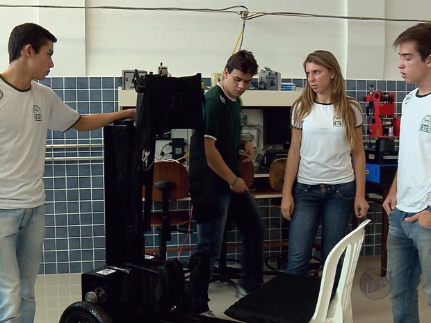 Invenções para deficientes rendem prêmios a alunos e Santa Rita do Sapucaí (Foto: Reprodução EPTV)