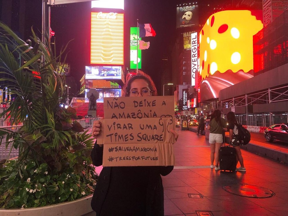 Paloma Costa Oliveira, de 28 anos, com cartaz sobre a Amazônia, nos Estados Unidos — Foto: Paloma Costa Oliveira/Arquivo pessoal