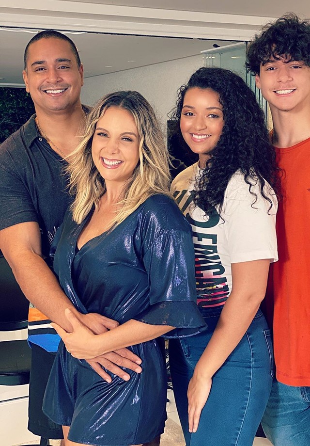Xanddy posta foto em família e nega que Carla Perez esteja grávida novamente (Foto: Reprodução/Instagram)